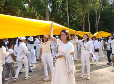 บุคลากรสำนักงานสหกรณ์จังหวัดสุราษฎร์ธานีเข้าร่วมประกอบพิธีเชิญผ้าขึ้นห่มพระธาตุศรีสุราษฎร์ เนื่องในงานแห่ผ้าห่มพระธาตุศรีสุราษฎร์ แลธรรมชาติเขาท่าเพชร ครั้งที่ 13 ประจำปี 2566 ... พารามิเตอร์รูปภาพ 3